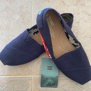 NWT Women’s Classic Canvas Toms in Navy